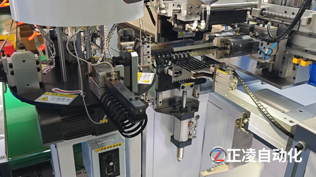 "裁掉"8個(gè)人，產(chǎn)能卻能翻幾番！正凌全自動(dòng)密封圈粘接機(jī)，1人操作，日產(chǎn)8.6萬(wàn)！